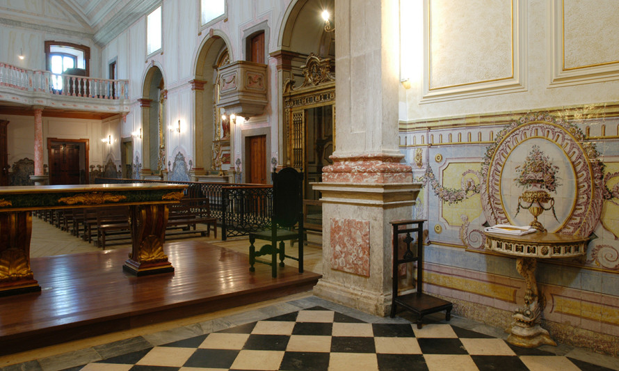 Imagem representativa de Igreja de Nossa Senhora do Monte / Igreja Paroquial do Monte de Caparica. Perspetiva interior.