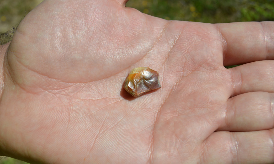Imagem representativa de Murfacém 2. Lasca de sílex identificada durante o trabalho de campo.
