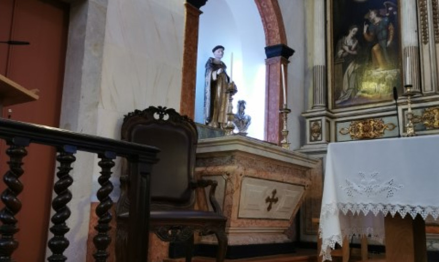 Imagem representativa de Igreja da Misericórdia de Almada - Vista lateral direita da capela-mor