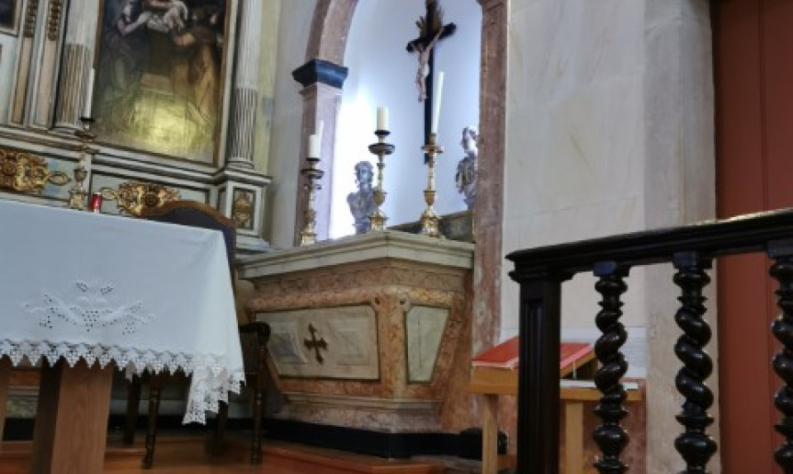 Imagem representativa de Igreja da Misericórdia de Almada - Vista lateral esquerda da capela-mor