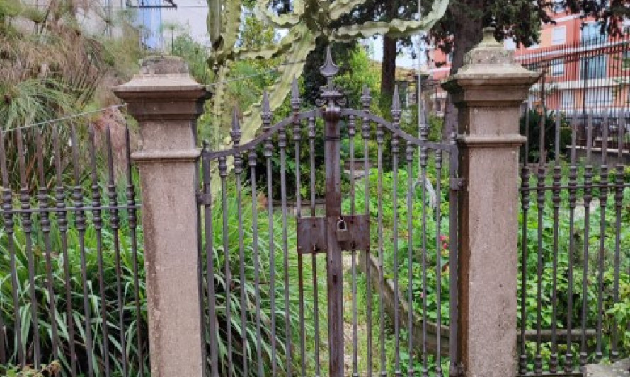 Imagem representativa de Portão de acesso ao jardim