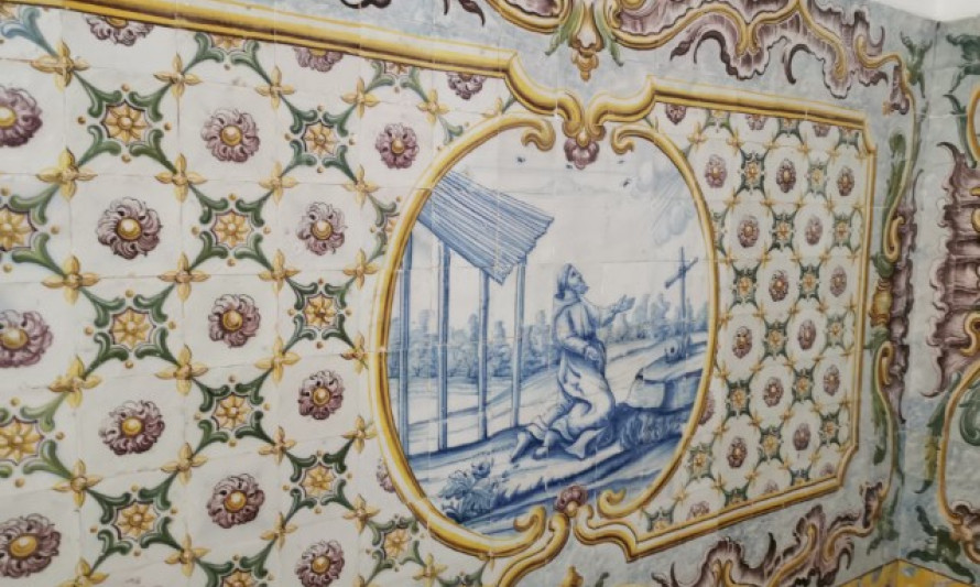 Imagem representativa de Quinta de S. Lourenço - Azulejos da capela com representação do Martírio de S. Lourenço