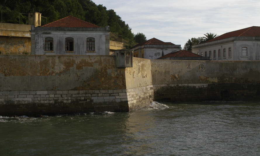 Imagem representativa de Forte de Nossa Senhora da Saúde da Trafaria. Vista do rio Tejo.