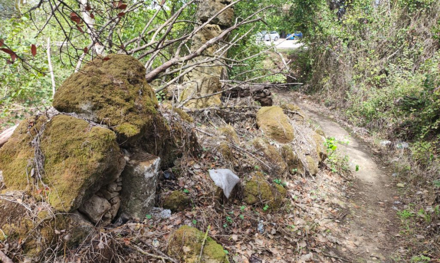 Imagem representativa de Quinta de Chaves. Vereda de circulação que garante acesso ao marco identiificado.