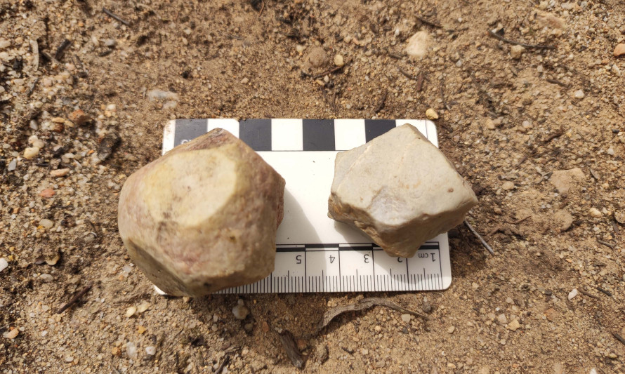 Imagem representativa de Quinta da Cerieira 2. Núcleos de quartzito identificados no decurso dos trabalhos de campo (2022).