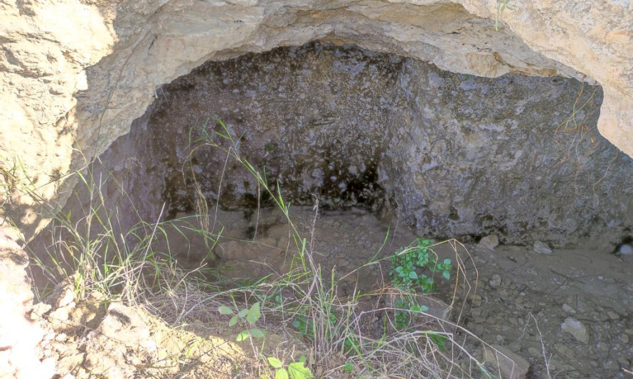 Imagem representativa de Quinta do Montinhoso. Pormenor do interior da estrutura escavada na rocha.