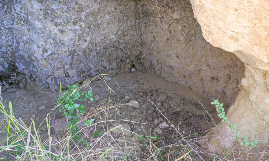Imagem representativa de Quinta do Montinhoso. Pormenor do interior da estrutura escavada na rocha.