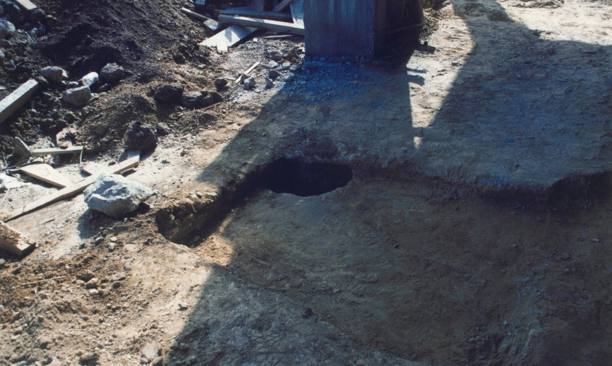 Imagem representativa de Quinta de Castros. Boca de silo parcialmente sob sapata.