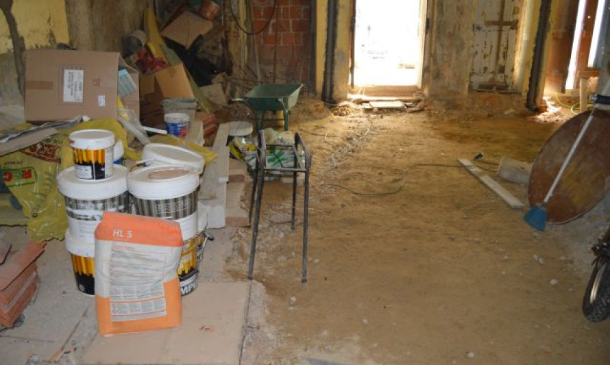 Imagem representativa de Rua Bulhão Pato 32-38. Ambiente inicial da obra de reabilitação do edifício.