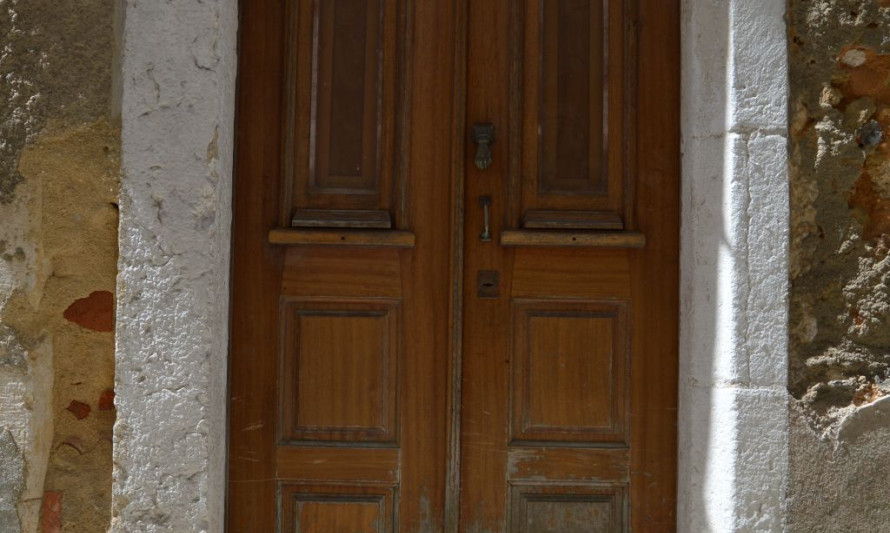 Imagem representativa de Rua Henriques Nogueira 44-48. Porta com as armas da Ordem de Santiago esculpidas na ombreira.