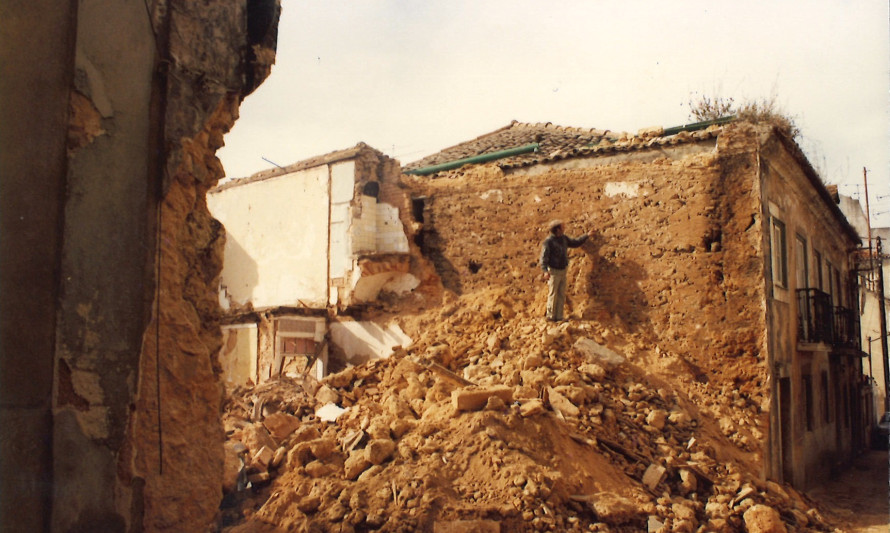 Imagem representativa de Rua D. José de Mascarenhas 19. Fase dos trabalhos de demolição de edifício.