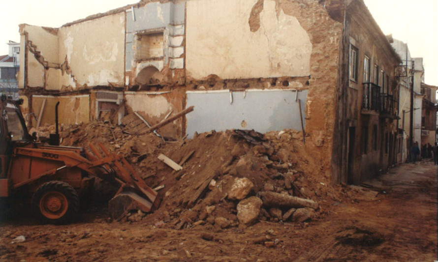 Imagem representativa de Rua D. José de Mascarenhas 19. Fase dos trabalhos de demolição de edifício.