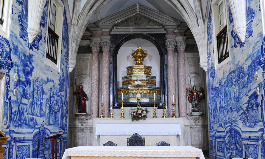 Imagem representativa de Igreja de Santiago. Altar.