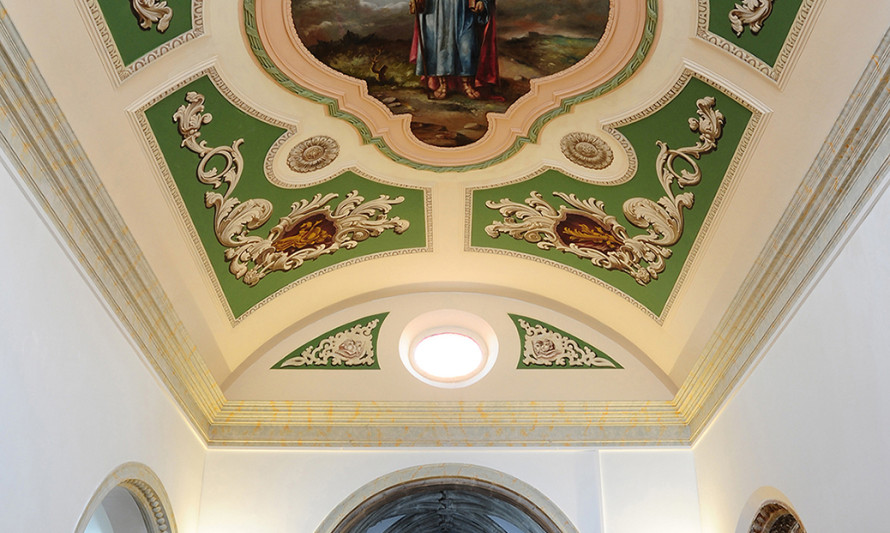 Imagem representativa de Igreja de Santiago. Nave principal e teto com pintura.