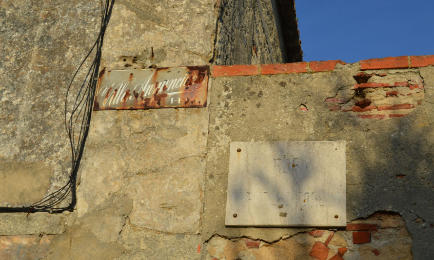 Imagem representativa de Villa Annunciado. Placa metálica incrustada no muro.