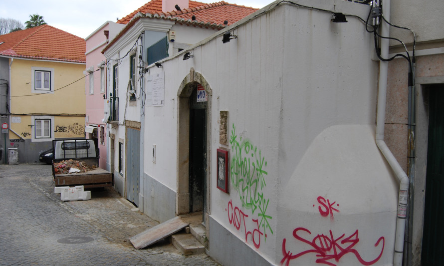 Imagem representativa de Travessa da Judiaria. Edifício em fase de obra de reabilitação.