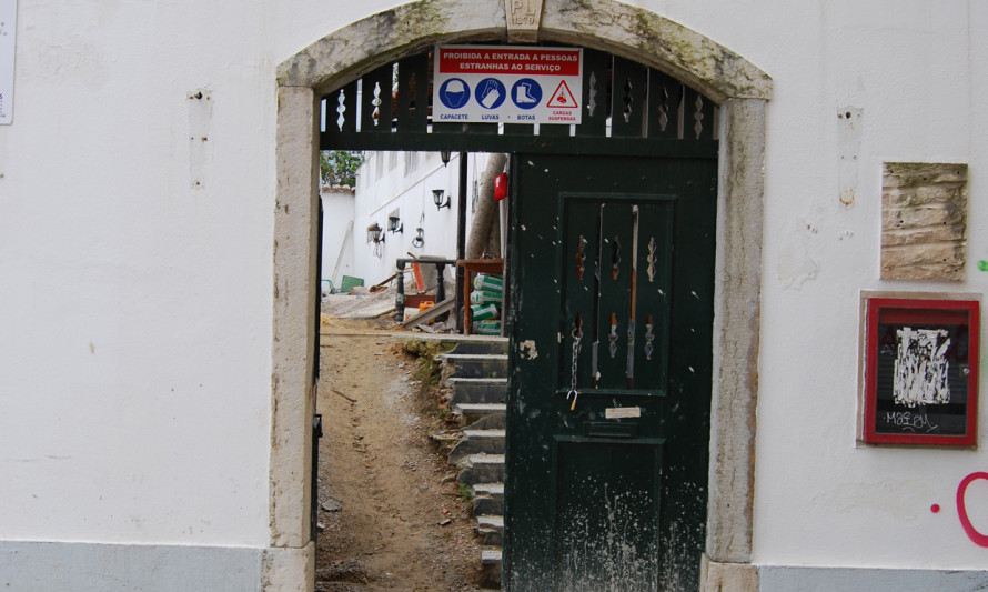 Imagem representativa de Travessa da Judiaria. Edifício em fase de obra de reabilitação.