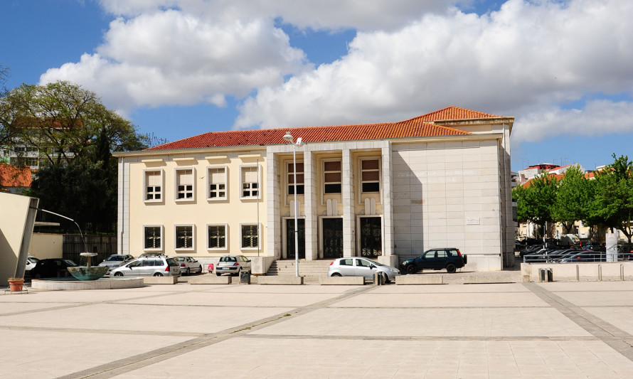 Imagem representativa de Tribunal de Administrativo e Fiscal de Almada / Tribunal do Trabalho. Enquadramento do edifício.