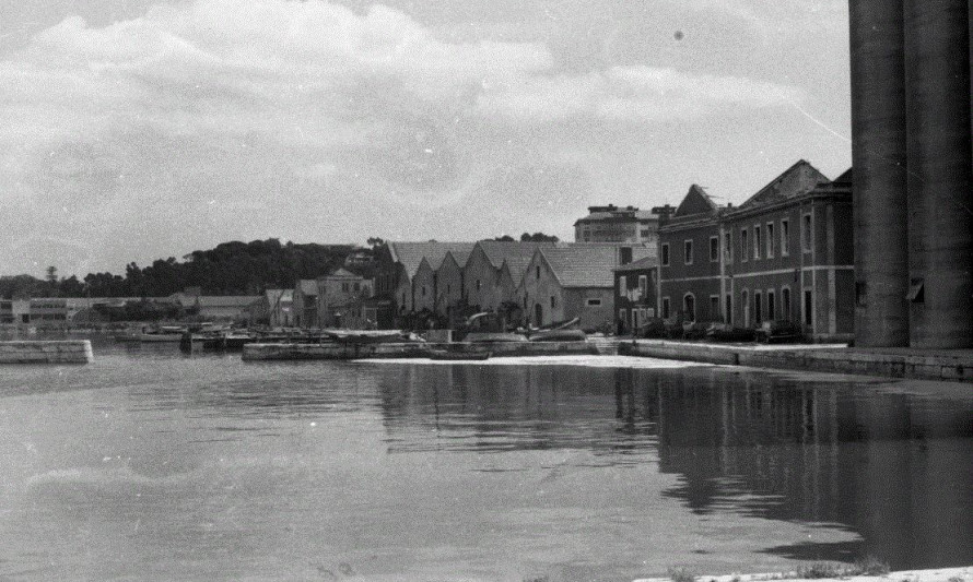 Imagem representativa de Antigo Cais do Caramujo. Década de 1970 (foto de Alfredo Mogo Canana/arquivo do Museu de Almada-Casa da Cidade).