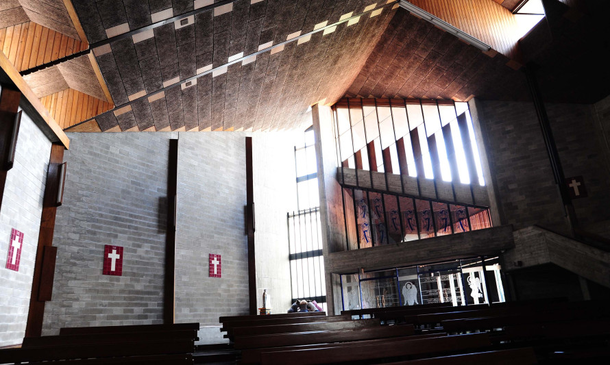 Imagem representativa de Igreja de Nossa Senhora da Assunção / Igreja Paroquial de Almada / Igreja Nova. Perspetiva interior.