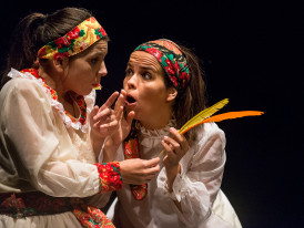 duas mulheres a conversar