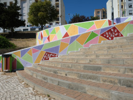 escadas com mural colorido