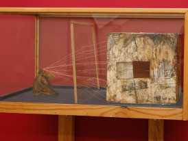 A perspetiva: maquete de representação da pirâmide visual. Objeto criado por Inez Wijnhorst no âmbito de “O Desejo do Desenho”, exposição patente entre novembro de 1995 e fevereiro de 1996. 