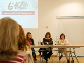 pessoas sentadas numa conferência