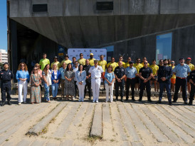 grupo de pessoas agrupadas para uma fotografia de grupo