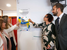 Quatro pessoas a descerrar uma placa de inauguração