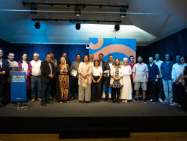 pessoas de pé numa entrega de premios
