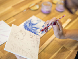 Mulher a pintar um azulejo