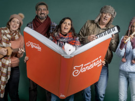 Grupo pessoas a cantar em coro