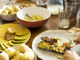Mesa de madeira com comida variada para um brunch