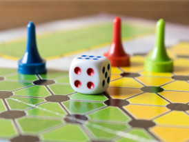 jogo de tabuleiro com peões e dado