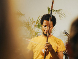 Mista Sanches a tocar berimbau