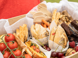 cesto de piquenique com frutas e pães variados