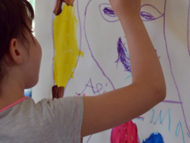 criança a pintar quadro de autoretrato