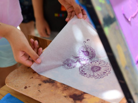 mãos de criança com quadro de serigrafia