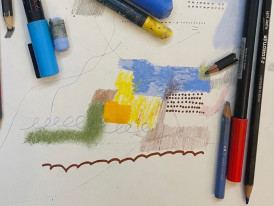 materiais de desenho sobre uma folha