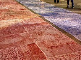 Desenhos em azul e vermelho feitos com a técnica de frottage