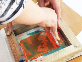 Fotografia de mãos de criança com quadro de serigrafia