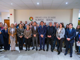 grupo de pessoas a posar para uma fotografia