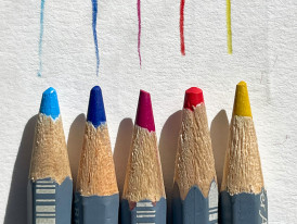 Lápis azuis, laranja e amarelo