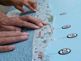 mãos a tactearem a planta táctil da paisagem na Casa da Cerca