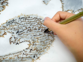 mão a desenhar com tinta de noz