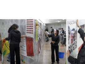 montagem fotográfica de jovens a colar cartazes
