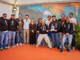 grupo de pessoas a celebrar