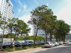 Estrada com prédios e estacionamento