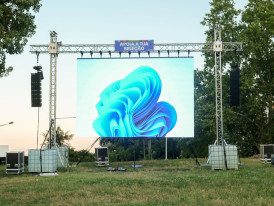 Ecrã gigante num parque verde